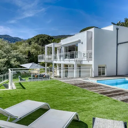 Magnifique Contemporaine Vue Avec Piscine Chauffee Toute L'annee, Proche De Saint-tropez