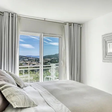 Magnifique Contemporaine Vue Avec Piscine Chauffee Toute L'annee, Proche De Saint-tropez Villa *