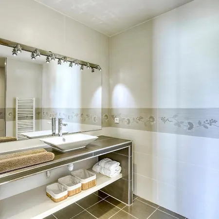 Magnifique Contemporaine Vue Avec Piscine Chauffee Toute L'annee, Proche De Saint-tropez Villa *