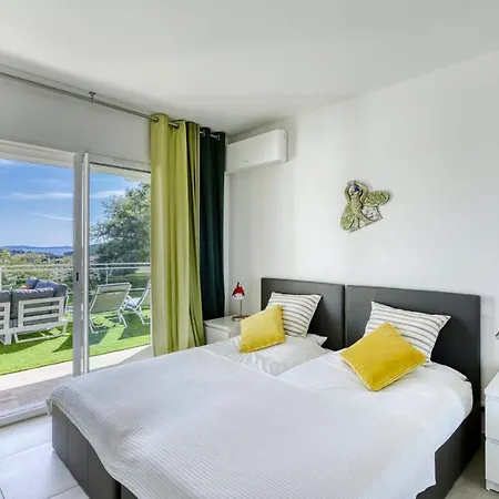 Magnifique Contemporaine Vue Avec Piscine Chauffee Toute L'annee, Proche De Saint-tropez Villa