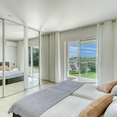 Magnifique Contemporaine Vue Avec Piscine Chauffee Toute L'annee, Proche De Saint-tropez