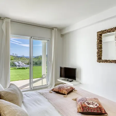 Magnifique Contemporaine Vue Avec Piscine Chauffee Toute L'annee, Proche De Saint-tropez Villa *
